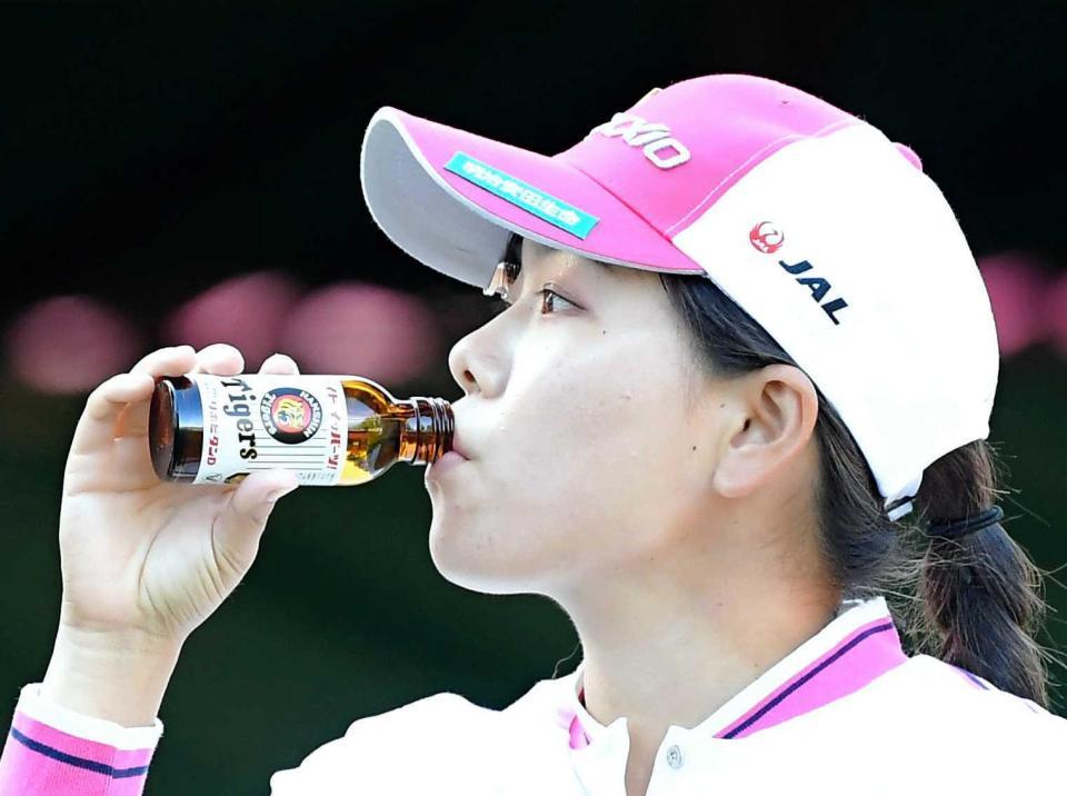 　女子プロゴルフ界きっての虎党の勝みなみ。阪神タイガースのロゴ入り栄養ドリンクがお気に入り！？