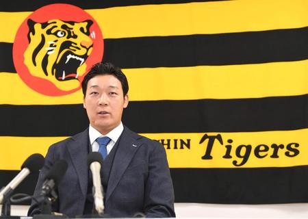 　契約更改を終え、会見に臨む大山（撮影・飯室逸平）