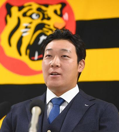 　契約更改を終え、会見に臨む大山（撮影・飯室逸平）