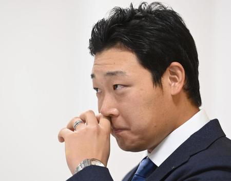 契約更改を終え、会見に臨む大山（撮影・飯室逸平）