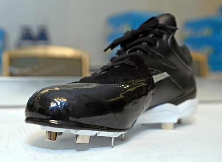 　右足の左前内側の金具は１ミリ削って土が詰まらないように調整されている西勇のスパイク（撮影・山口登）