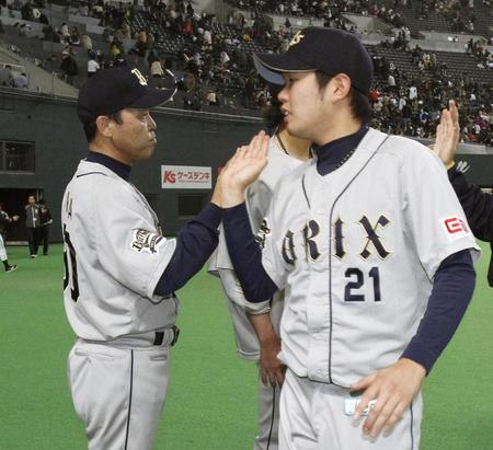 　オリックス時代の西（右）と岡田監督＝１２年