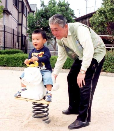 　幼少期、後に野球を始めるきっかけを与えてくれた祖父・加藤英男さんと戸井（家族提供）