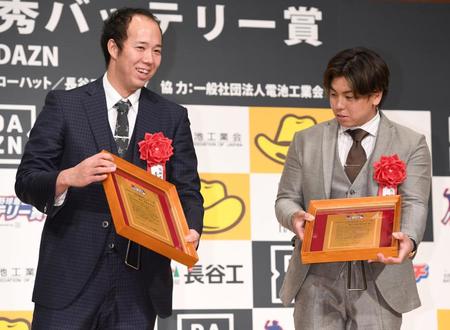 　壇上で笑顔を見せる青柳（左）と梅野（撮影・棚橋慶太）