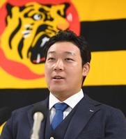 　契約更改を終え、会見に臨む大山（撮影・飯室逸平）