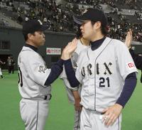　オリックス時代の西（右）と岡田監督＝１２年