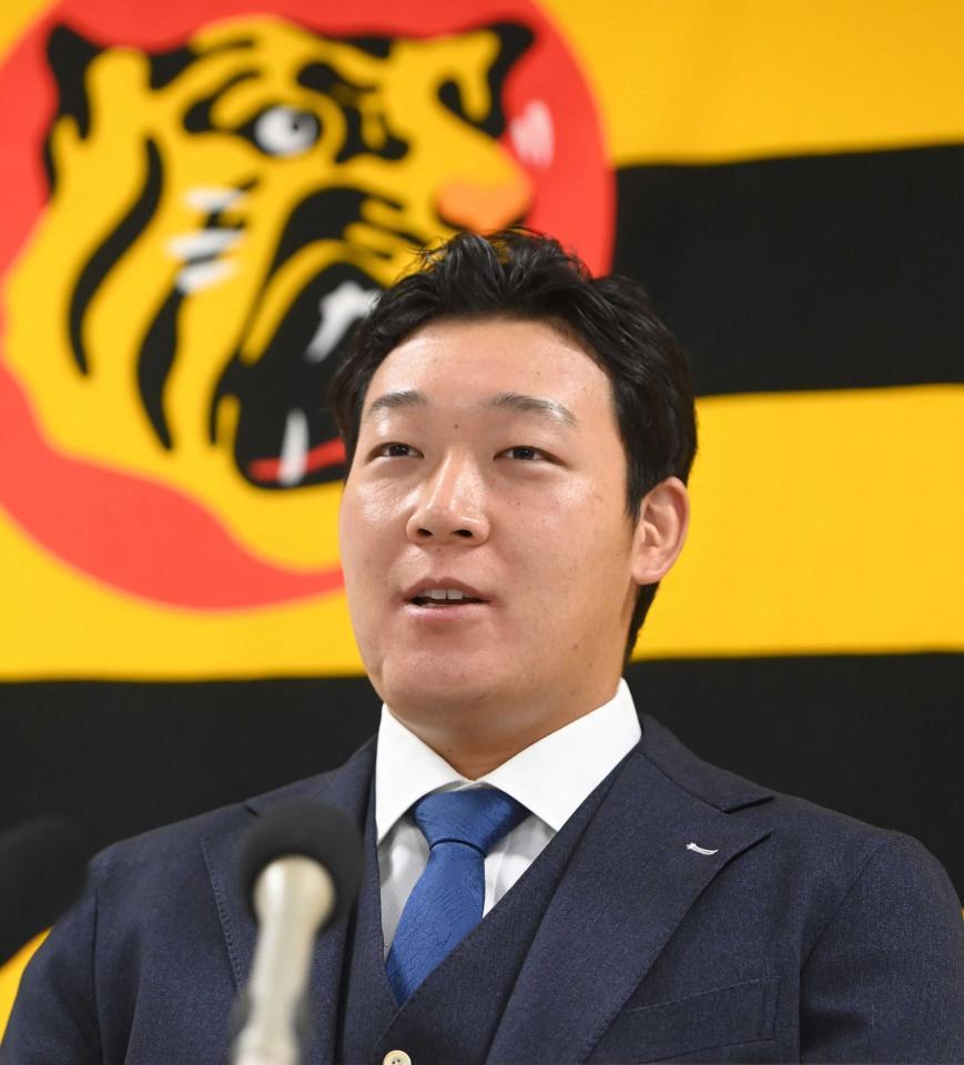 　契約更改を終え、会見に臨む大山（撮影・飯室逸平）