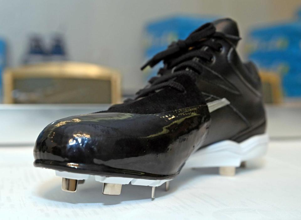 　右足の左前内側の金具は１ミリ削って土が詰まらないように調整されている西勇のスパイク（撮影・山口登）
