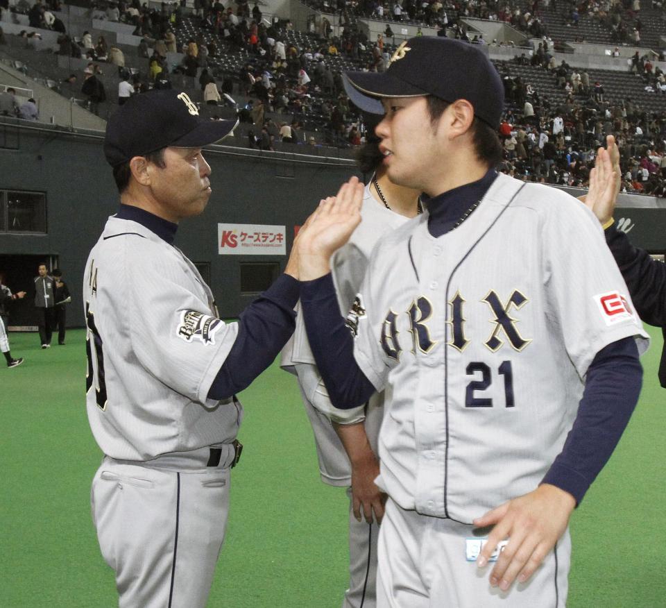 　オリックス時代の西（右）と岡田監督＝１２年