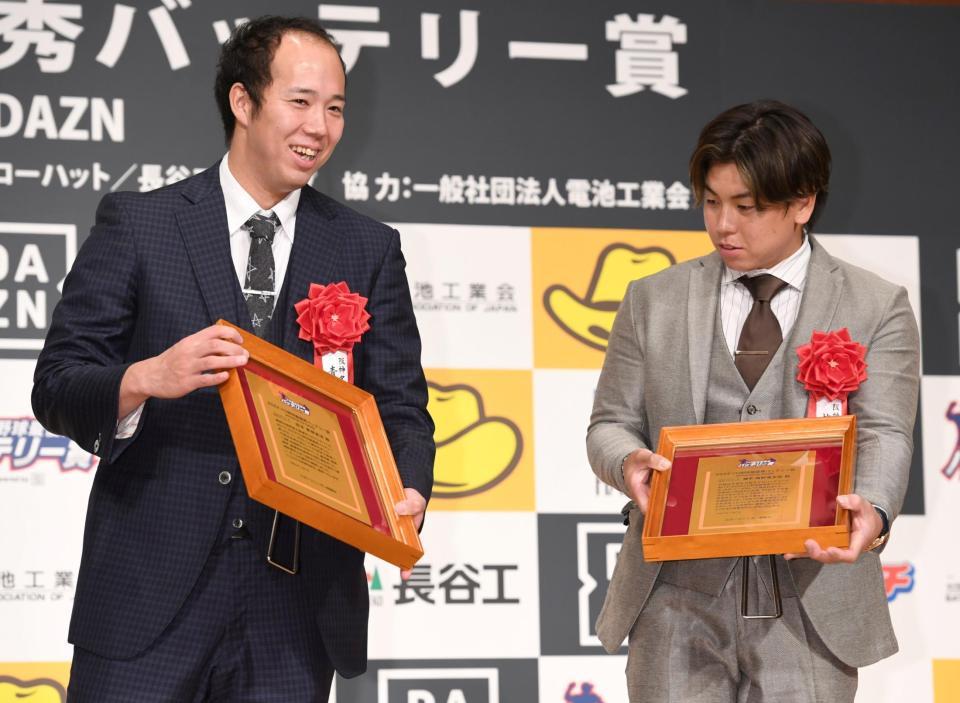 　壇上で笑顔を見せる青柳（左）と梅野（撮影・棚橋慶太）