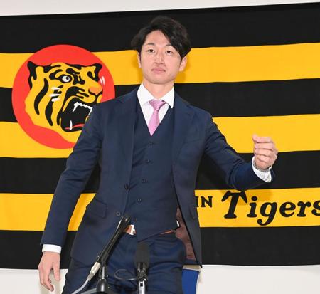 　契約更改を終え、会見に臨む近本（撮影・田中太一）