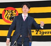 　契約更改を終え、会見に臨む近本（撮影・田中太一）