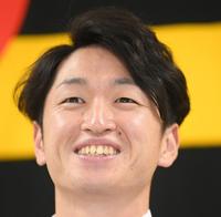 　契約更改を終え、笑顔で会見する近本（撮影・田中太一）