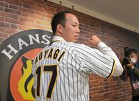 　「１７」のユニホームをまとい、ガッツポーズを決める青柳（撮影・高部洋祐）