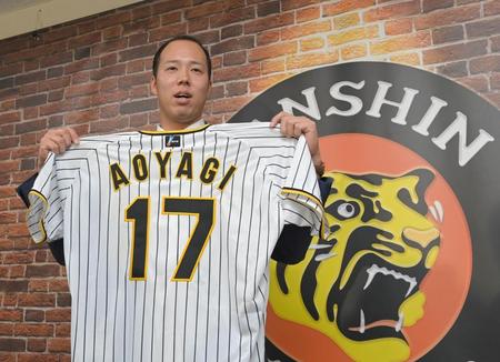 　「１７」のユニホームを披露する青柳（撮影・高部洋祐）