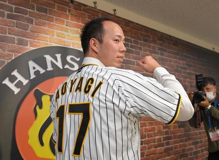 　「１７」のユニホームをまとい、ガッツポーズを決める青柳（撮影・高部洋祐）