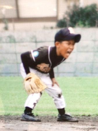 小学生時代、広幡クラブでプレーする富田（家族提供）