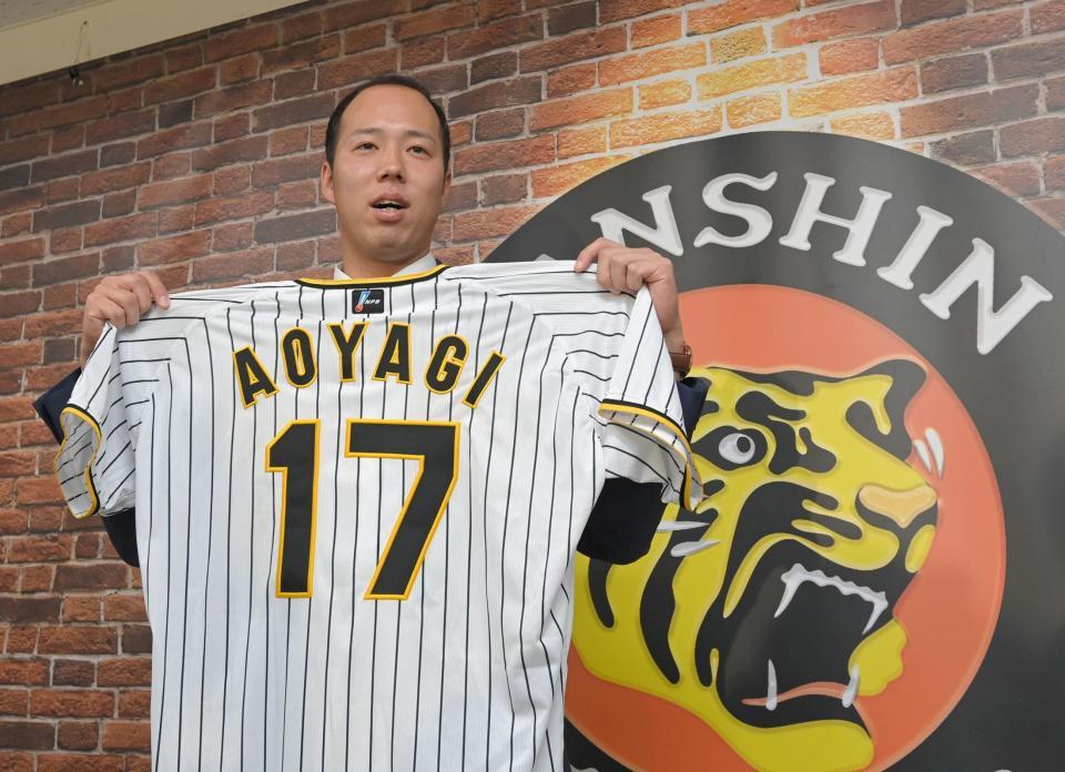 　「１７」のユニホームを披露する青柳（撮影・高部洋祐）