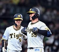 　対ＤｅＮＡ２５回戦の８回、陽川は同点ソロを放ちゴリラポーズで生還する＝９月２０日、甲子園