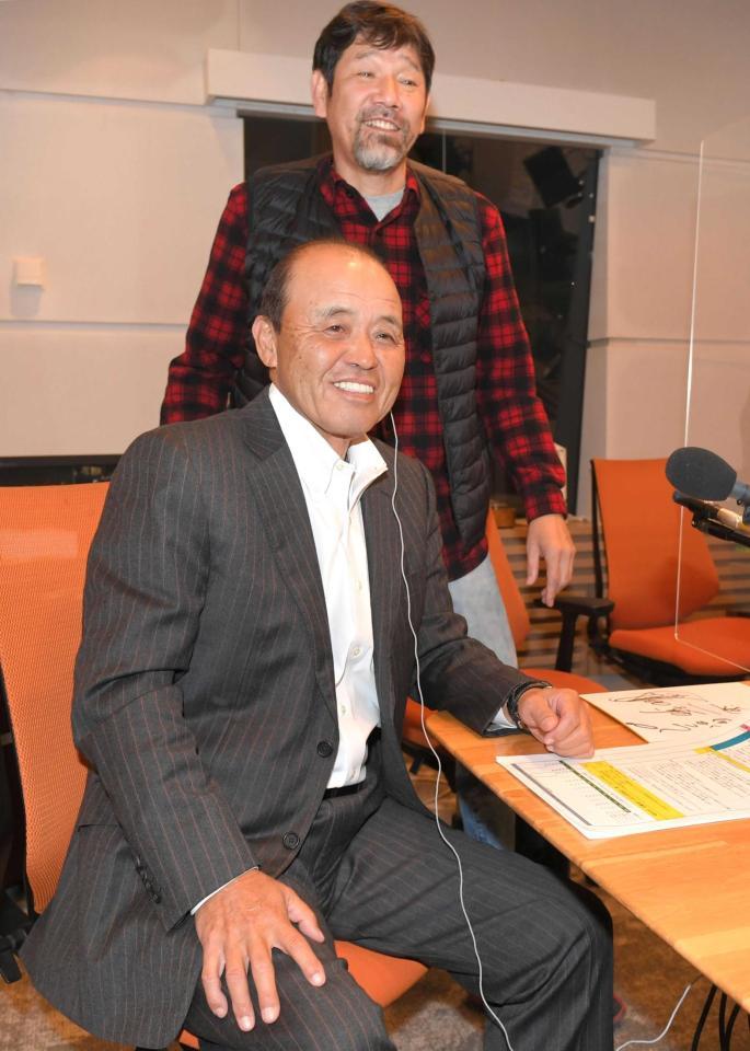 　ＡＢＣラジオ「ラジオで虎バン！」に生出演し、下柳氏と写真に納まる岡田監督（手前）