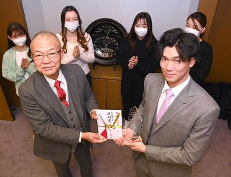 　本紙・改発社長（左）から表彰される湯浅