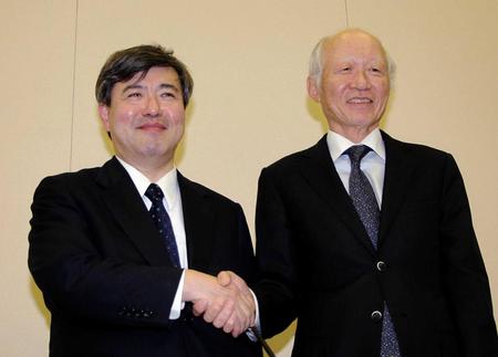 　会見後に握手する阪急阪神ＨＤの社長に昇格する杉山健博副社長（左）と、会長に就く角和夫社長＝１７年４月２６日