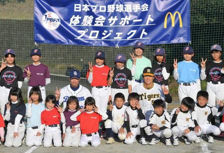 　子どもたちと記念写真に納まる中日・星野（中央左）と前川（同右）＝撮影・北村雅宏