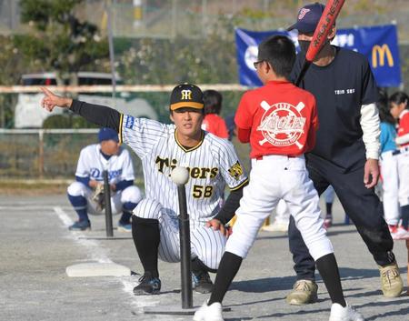 　子どもにアドバイスをする前川（撮影・北村雅宏）