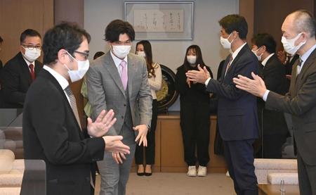 　猛虎感動大賞奨励賞の表彰のためデイリースポーツを訪れた湯浅