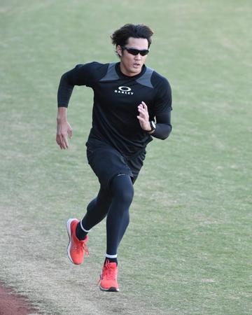 　練習で汗を流す藤浪（撮影・石井剣太郎）