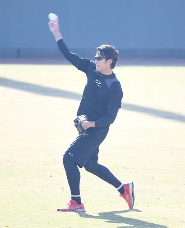 　キャッチボールする藤浪（撮影・石井剣太郎）