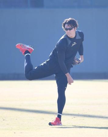 　キャッチボールする藤浪（撮影・石井剣太郎）