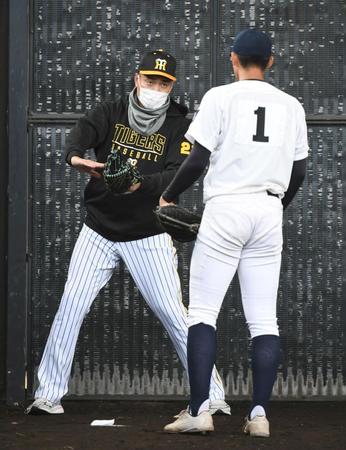 　高校の後輩を指導する秋山（左）＝撮影・石井剣太郎