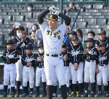 　子どもたちの前でホームランを放ち、笑顔を見せる佐藤輝（撮影・田中太一）