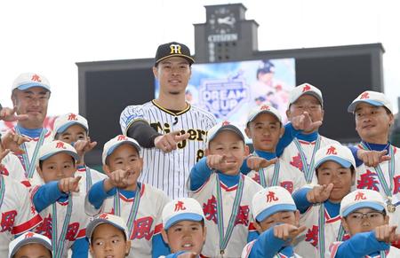 　表彰式を終え、子供らとポーズを決める佐藤輝（撮影・田中太一）