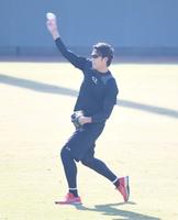 　キャッチボールする藤浪（撮影・石井剣太郎）