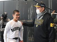 　自身のファンだと告げた高校生（左）を激励する秋山（撮影・石井剣太郎）