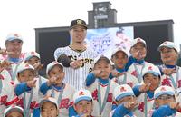 　表彰式を終え、子供らとポーズを決める佐藤輝（撮影・田中太一）