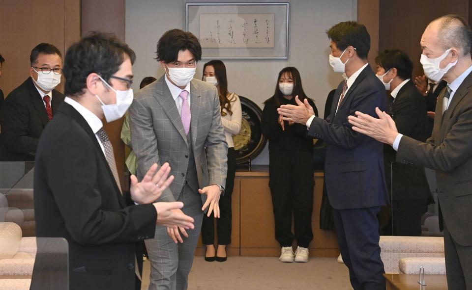 　猛虎感動大賞奨励賞の表彰のためデイリースポーツを訪れた湯浅