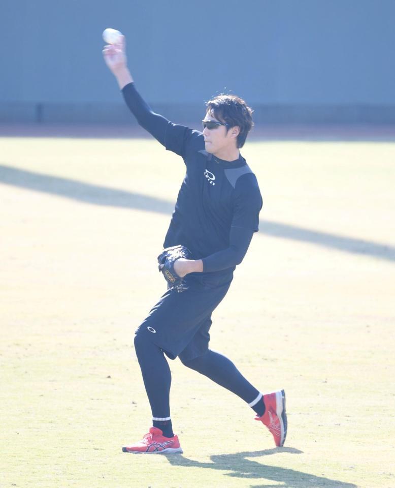 　キャッチボールする藤浪（撮影・石井剣太郎）