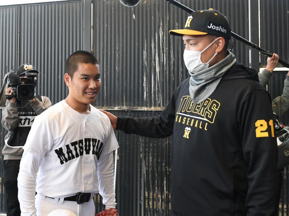 　自身のファンだと告げた高校生（左）を激励する秋山（撮影・石井剣太郎）