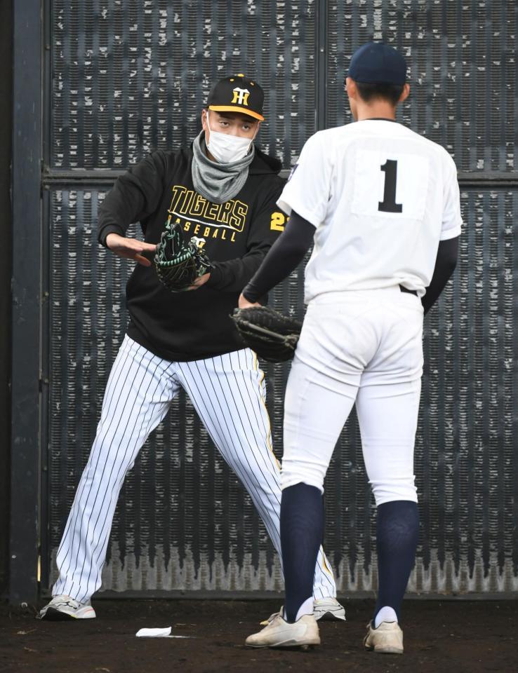 　高校の後輩を指導する秋山（左）＝撮影・石井剣太郎