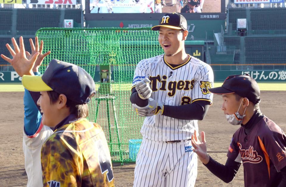 　子供らとジャンケンをする佐藤輝（撮影・田中太一）