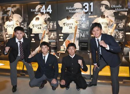 　岡田監督らレジェンド達の展示を背にタテジマでの活躍を誓う（右から）森下、戸井、井坪、野口（撮影・飯室逸平）