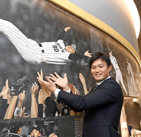 　岡田監督を“胴上げ”する森下（撮影・飯室逸平）