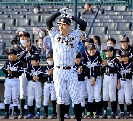 　子どもたちの前でホームランを放ち、笑顔を見せる佐藤輝（撮影・田中太一）