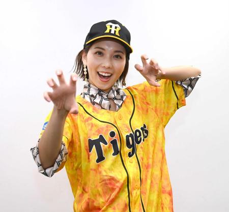 　岡田監督にエールを送るヒロド歩美アナウンサー（撮影・山口登）