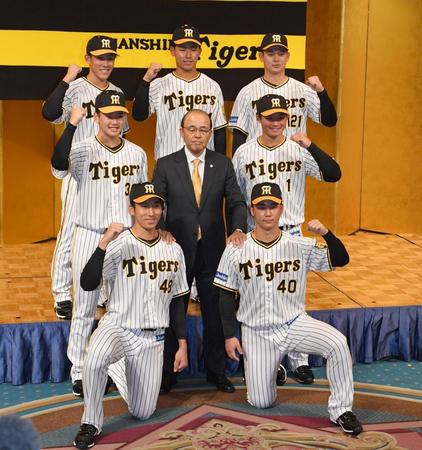 　岡田監督（中央）と共に記念写真におさまる新入団選手たち（撮影・飯室逸平）