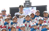 　表彰式を終え子供たちとポーズをとる佐藤輝