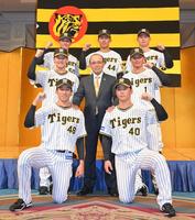 　並んでポーズを決める（前列左から）茨木、井坪、（中列左から）門別、岡田監督、森下、（後列左か）富田、戸井、野口（撮影・高部洋祐）